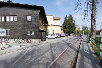 Lesena predavalnica, Zaloška 4